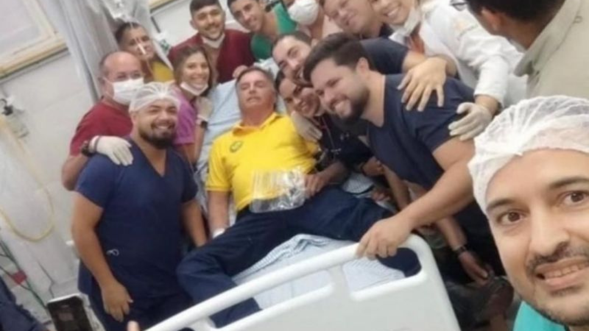 O ex-presidente Jair Bolsonaro (PL) segue internado no Hospital Rio Grande, em Natal (RN), após ser socorrido com dores abdominais.