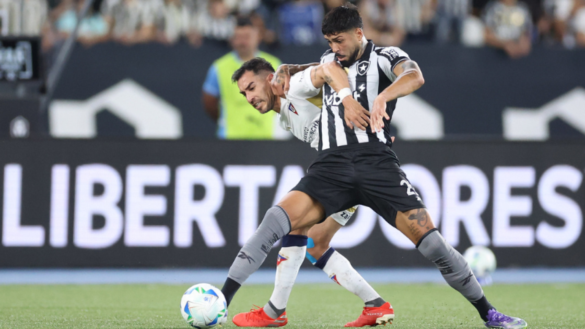 O Botafogo visita a LDU nesta quinta-feira, às 19h, no Estádio Rodrigo Paz Delgado, em Quito, pela volta das oitavas da Libertadores.