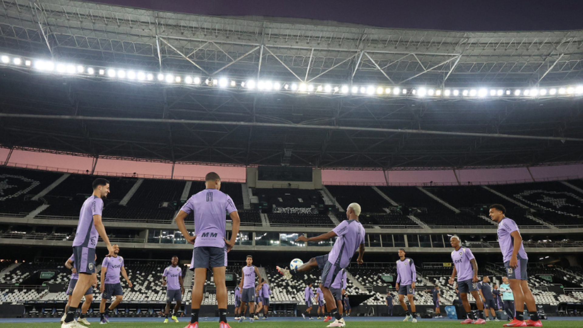 Botafogo e LDU iniciam o duelo por vaga nas quartas de final da Libertadores nesta quinta-feira (14), às 19h, no Estádio Nilton Santos.