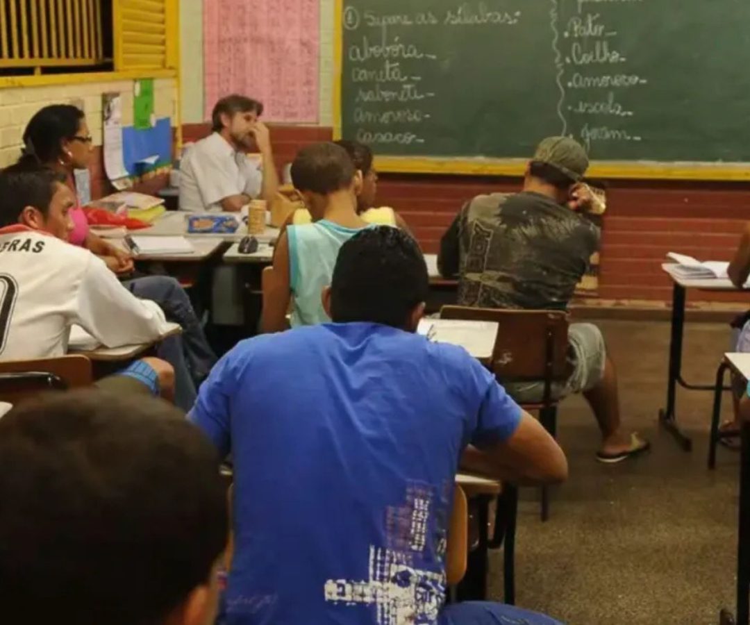 brasileiros não concluíram a educação básica