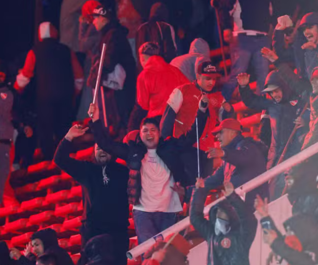 O Independiente anunciou o banimento vitalício de 25 torcedores envolvidos na briga contra a Universidad de Chile...