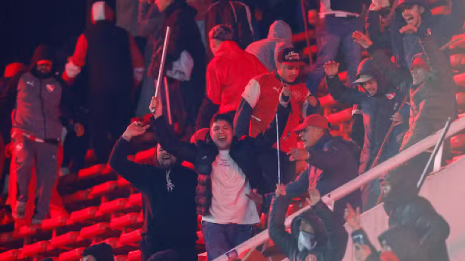 O Independiente anunciou o banimento vitalício de 25 torcedores envolvidos na briga contra a Universidad de Chile...