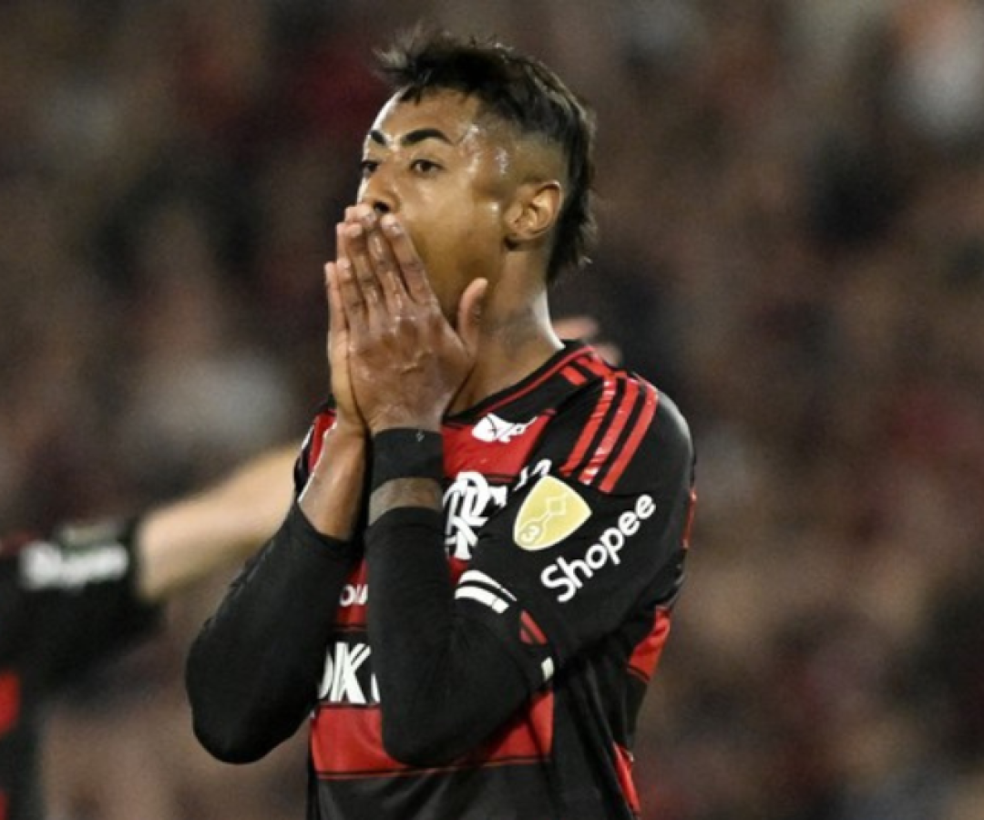 O atacante Bruno Henrique, do Flamengo, foi condenado nesta quinta-feira pelo STJD a 12 jogos de suspensão e multa de R$ 60 mil.