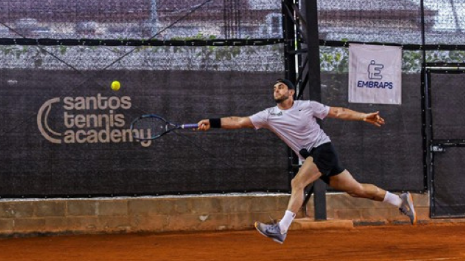 A 1ª edição da Business Cup movimenta a cidade de Santos até domingo, 7, reunindo mais de 120 atletas de 24 empresas na Santos Tennis Academy.