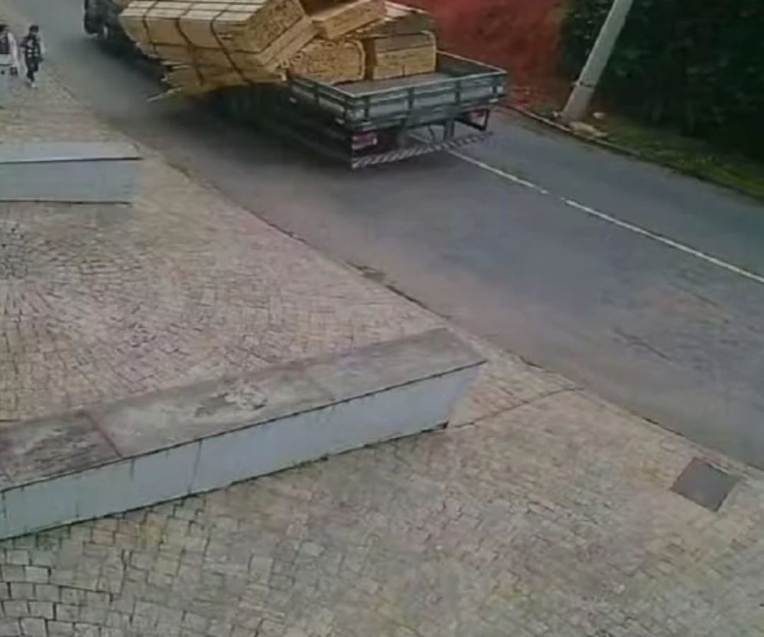 carga de madeira cai em Juiz de Fora