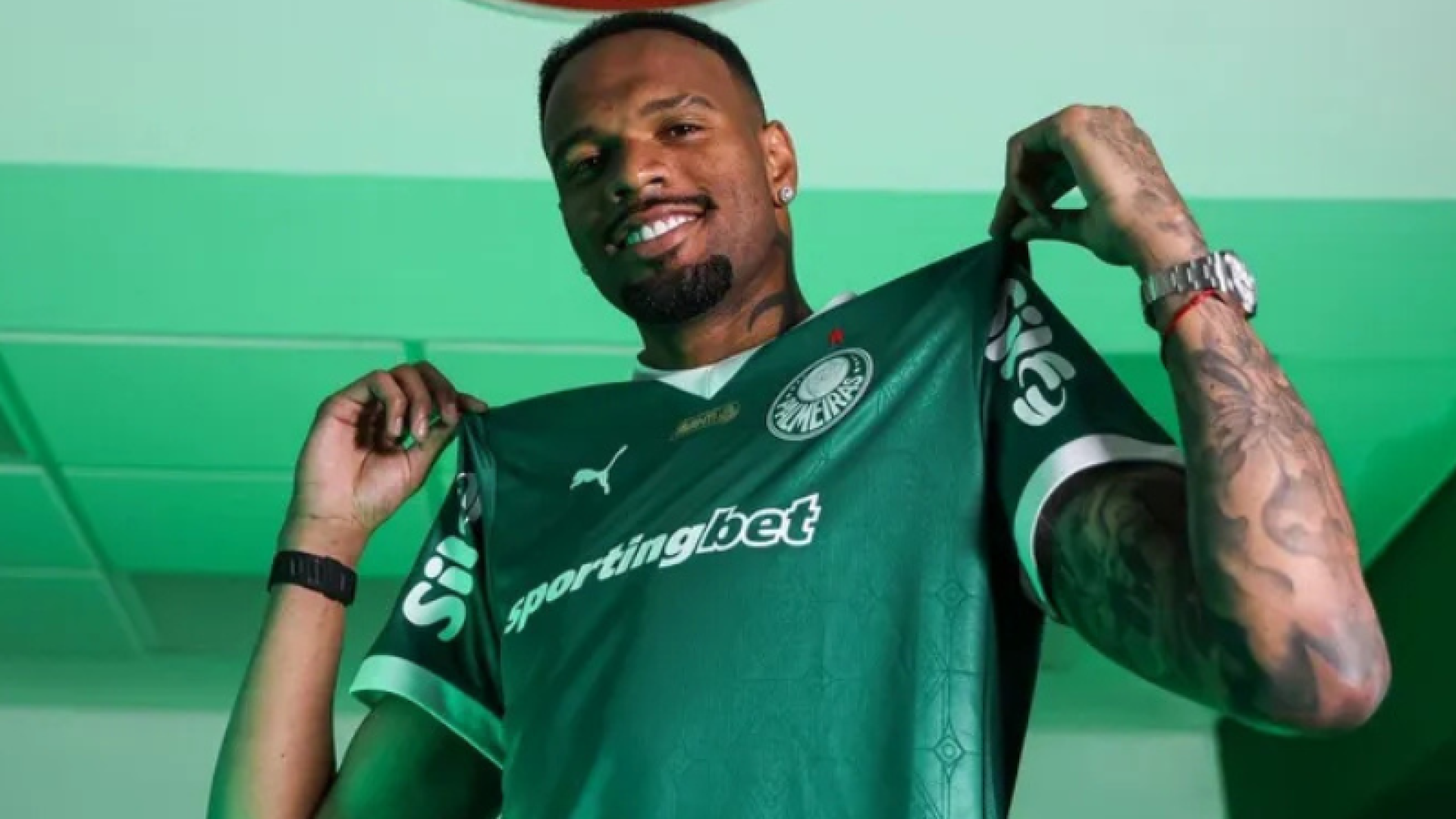 O Palmeiras oficializou a contratação do goleiro Carlos Miguel, ex-Nottingham Forest, com contrato de cinco temporadas, válido até...