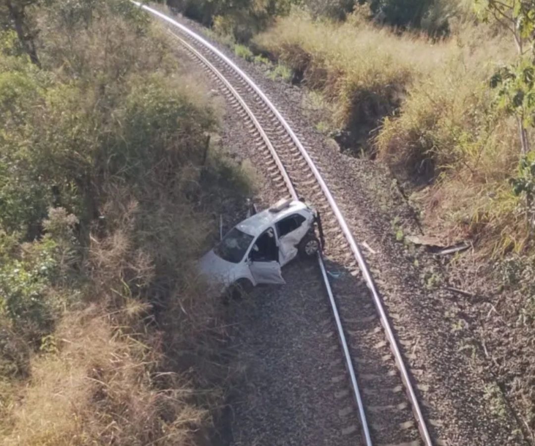 carro cai em trilho de trem