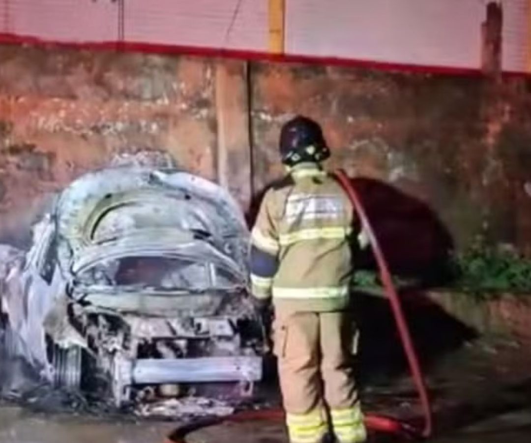 carro de empresa de internet incendiado