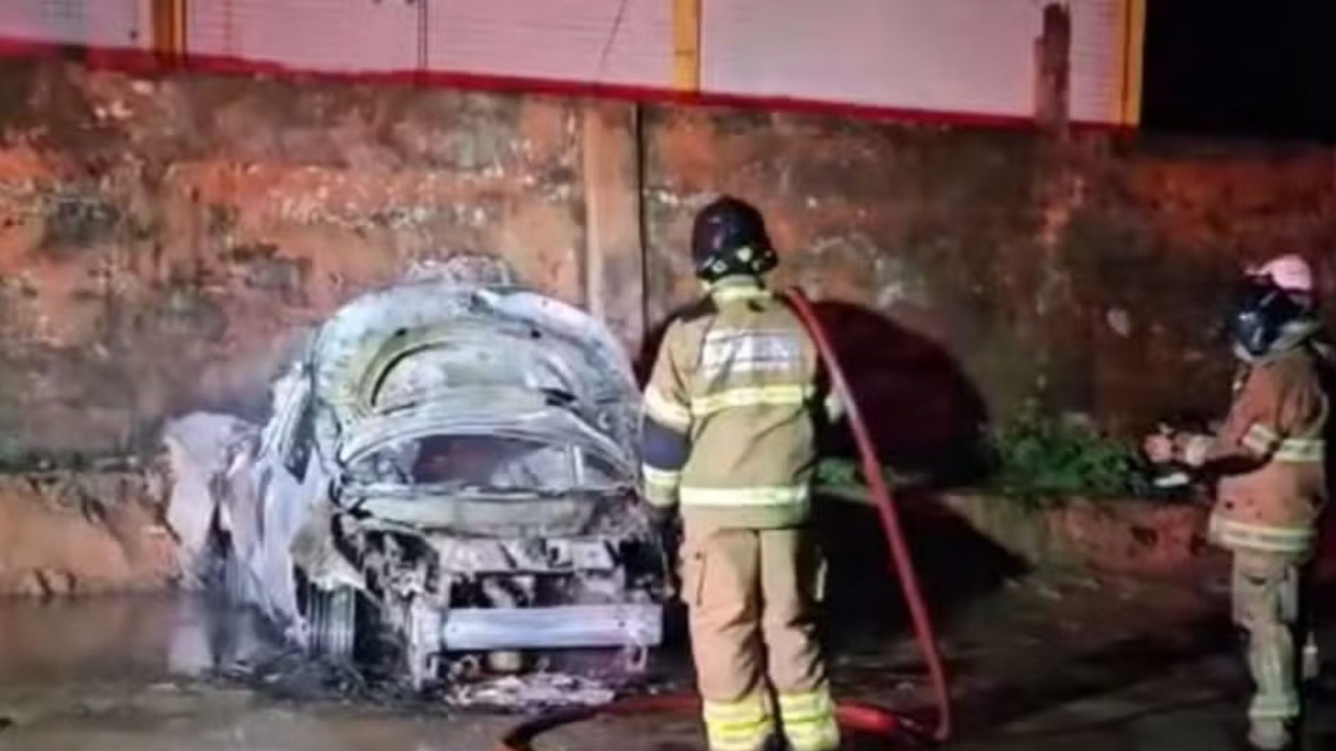 carro de empresa de internet incendiado