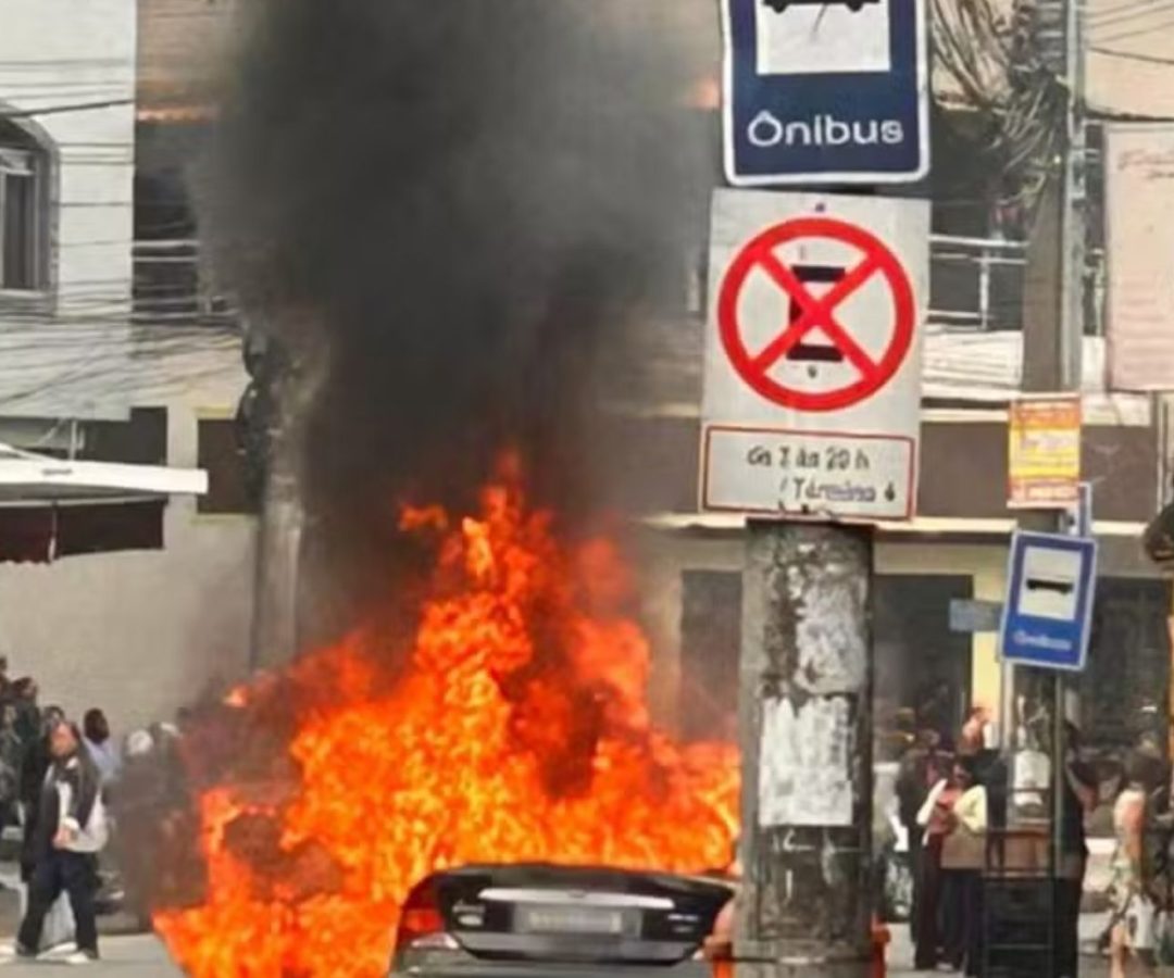 carro pega fogo