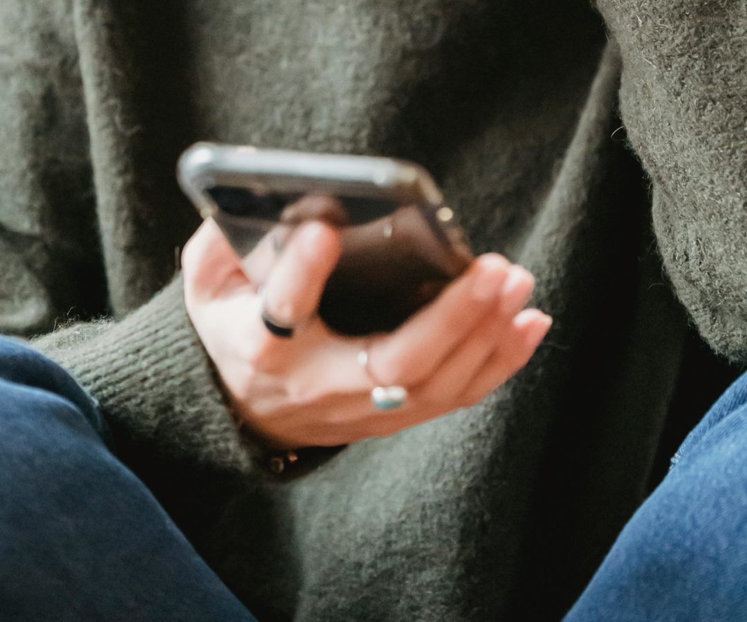Celular na mão feminina Foto de Liza Summer: https://www.pexels.com/pt-br/foto/mulher-de-sueter-cinza-segurando-um-iphone-prateado-6-6383268/