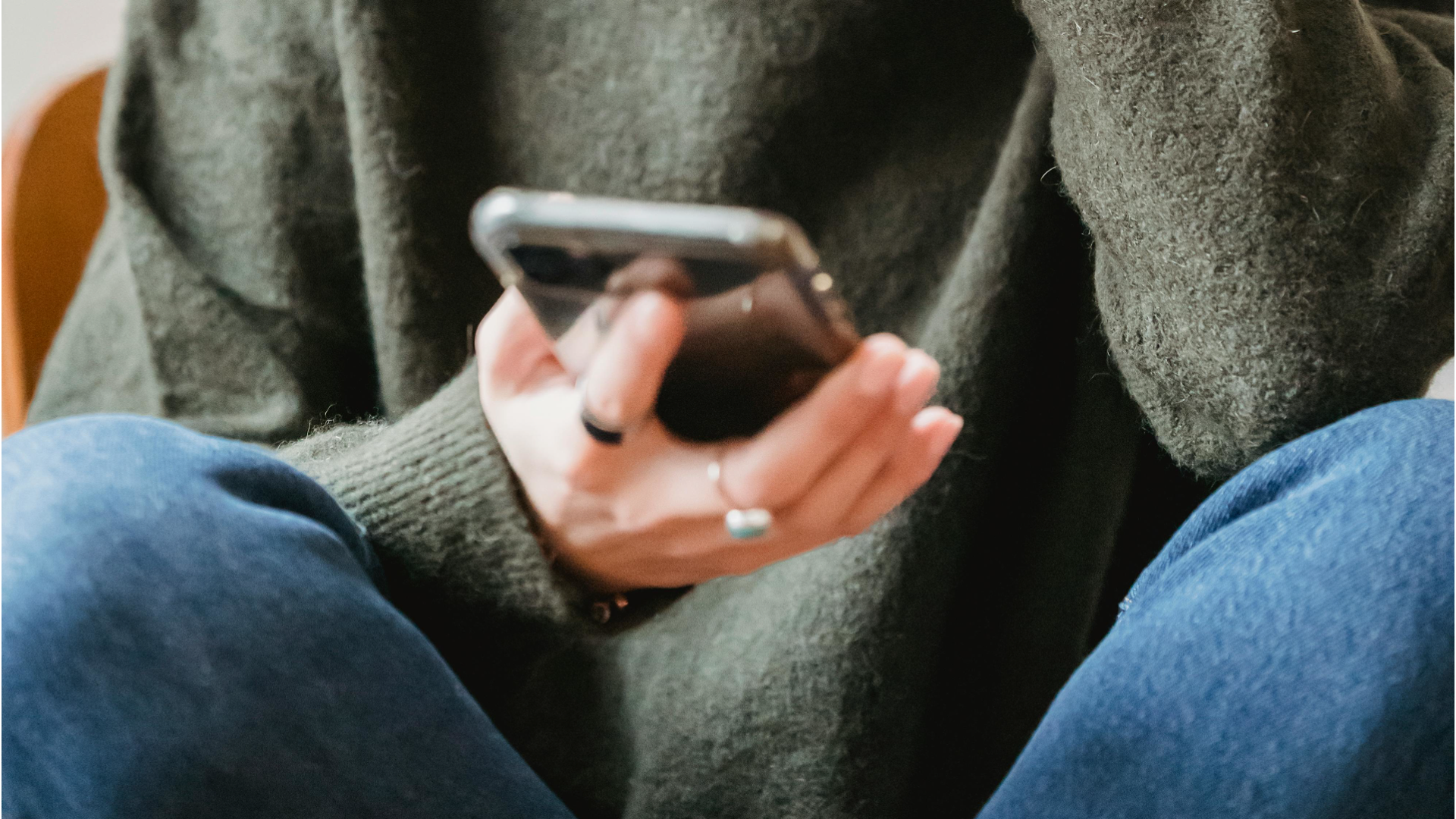 Celular na mão feminina Foto de Liza Summer: https://www.pexels.com/pt-br/foto/mulher-de-sueter-cinza-segurando-um-iphone-prateado-6-6383268/