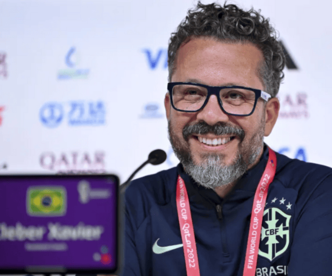 O Santos está próximo de anunciar Cléber Xavier, ex-auxiliar de Tite, como treinador efetivo para a sequência da temporada.