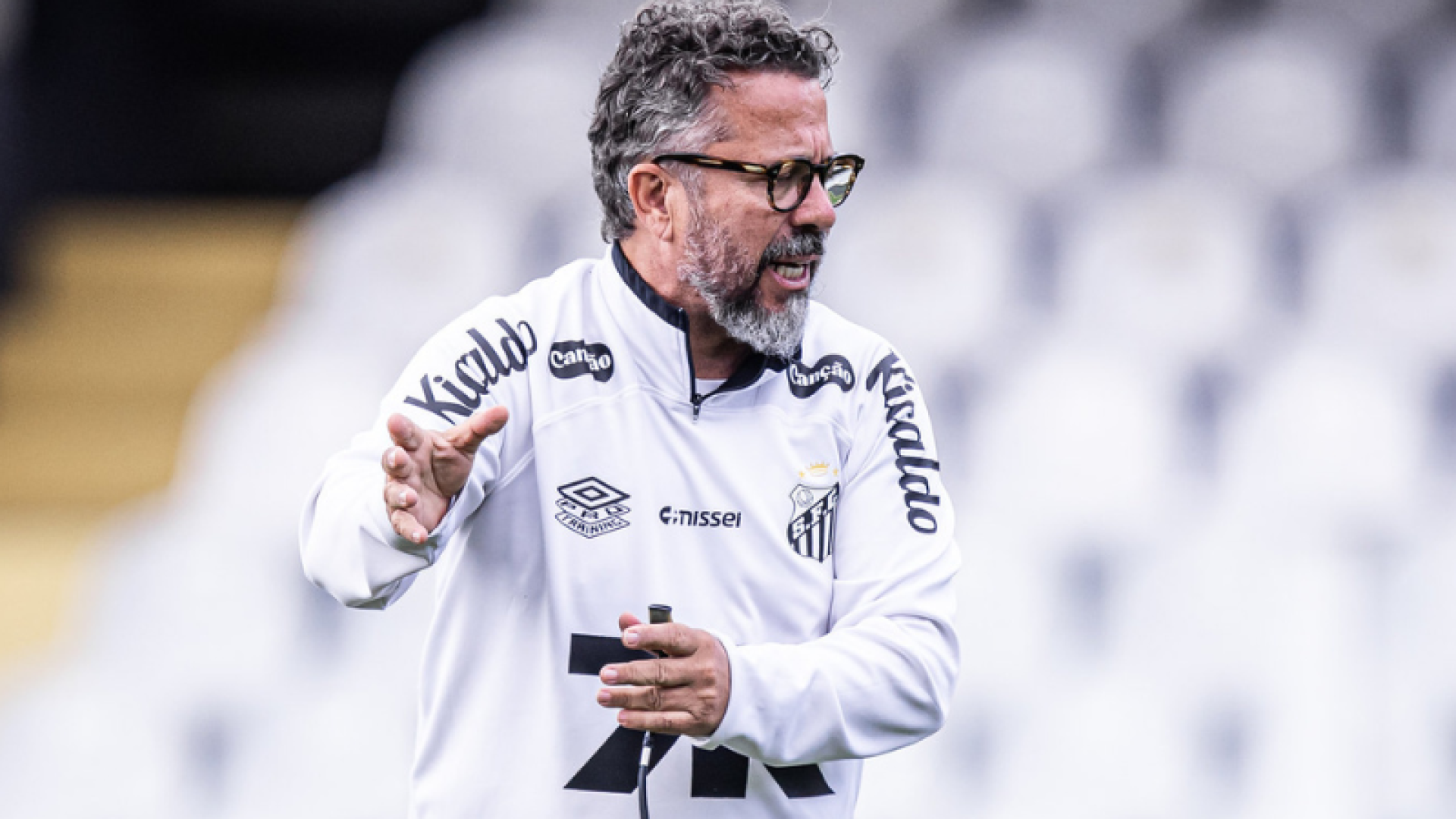 O Santos anunciou a saída de Cleber Xavier após a goleada por 6 a 0 sofrida para o Vasco no Morumbis. Para o lugar, o clube definiu...