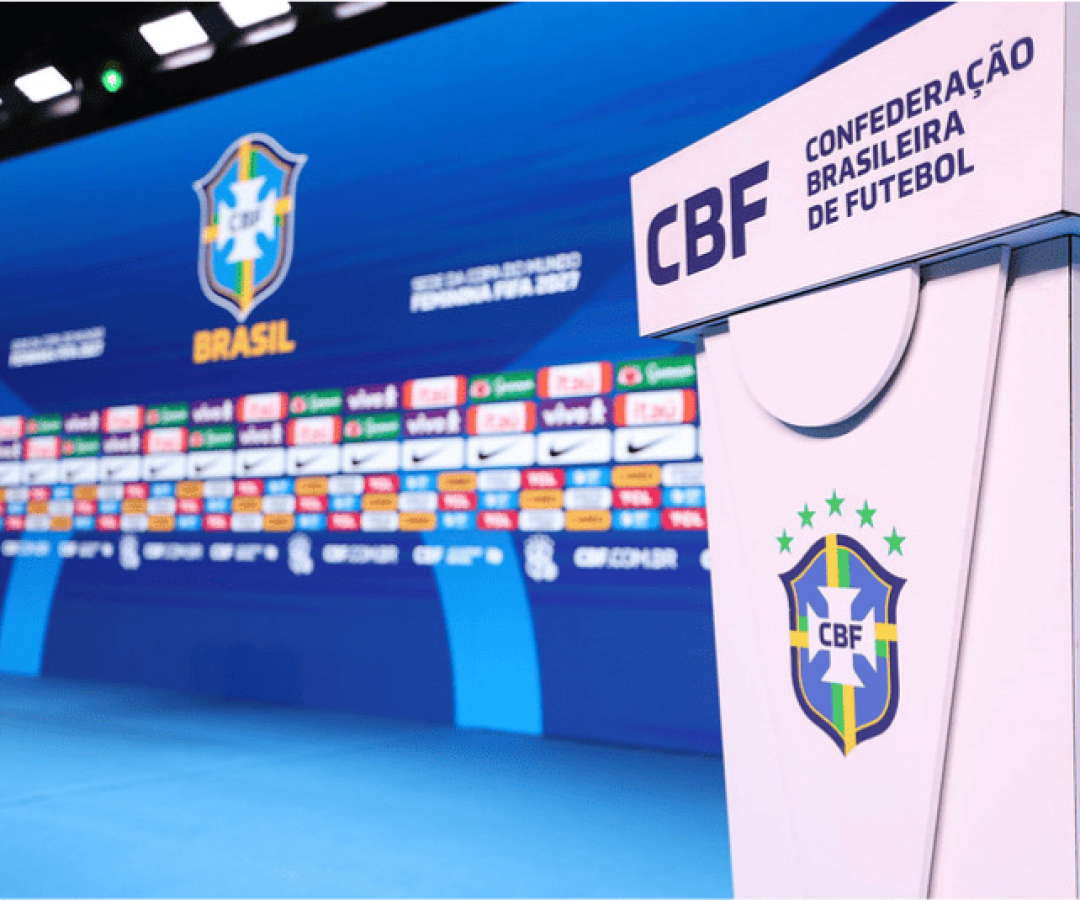 Sem treinador desde a demissão de Dorival Júnior, oficializada no dia 28 de março, a Seleção Brasileira segue "parada no tempo".