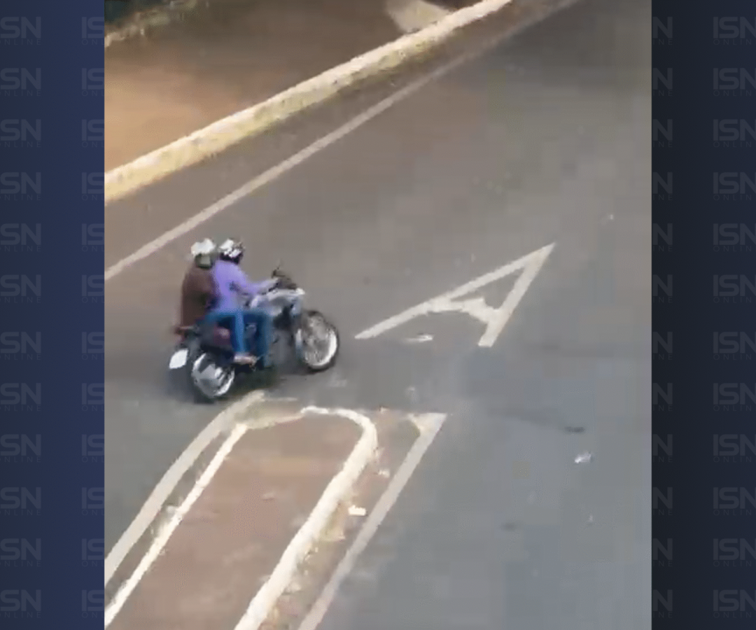 Assalto gerou pânico entre frequentadores; dupla fugiu em moto possivelmente furtada (foto: divulgação/ redes sociais)