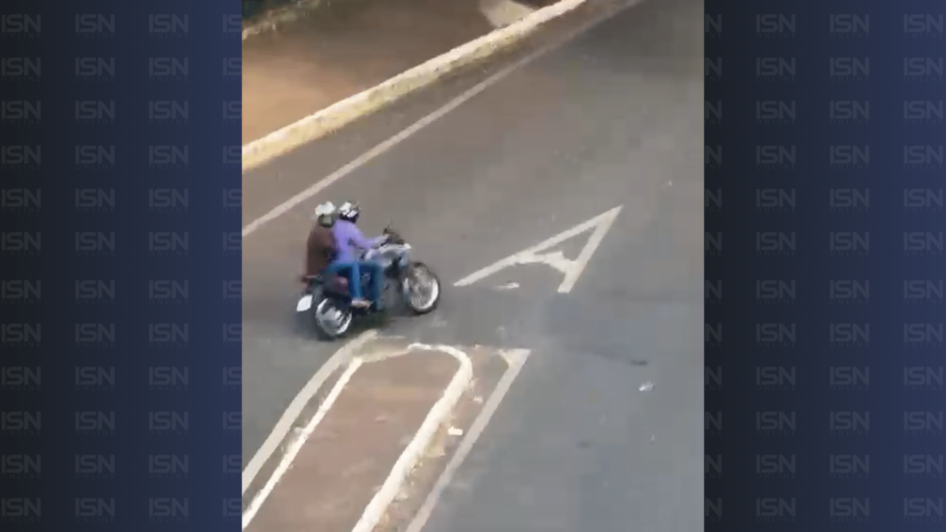 Assalto gerou pânico entre frequentadores; dupla fugiu em moto possivelmente furtada (foto: divulgação/ redes sociais)