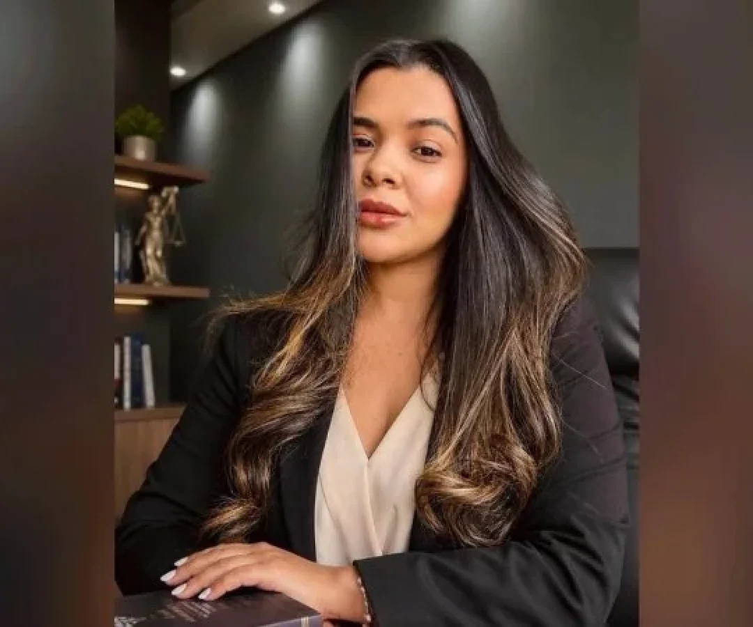 Uma estudante de Direito, de 22 anos, foi presa no Distrito Federal suspeita de participar de um esquema de golpes pela internet.