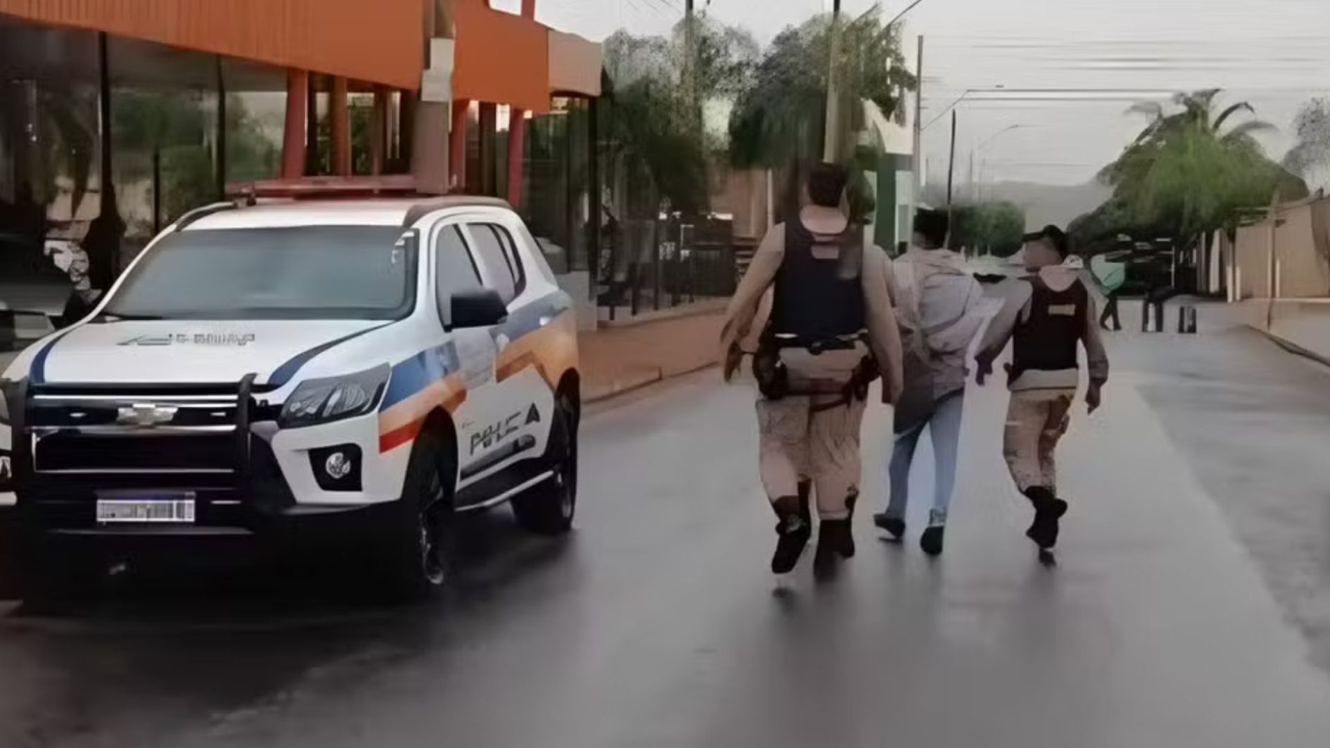 filho suspeito de matar assassino da mãe