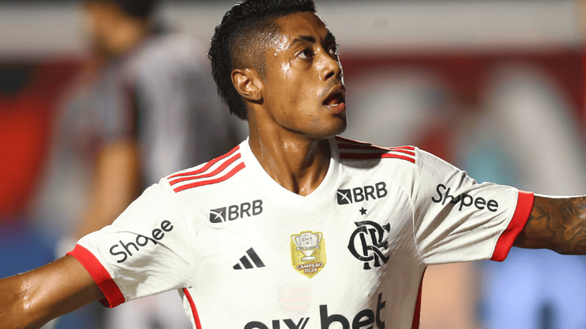 Controlando as primeiras oportunidades da partida, o Flamengo só não abriu o placar mais cedo porque faltou pontaria nos chutes e cabeceios.