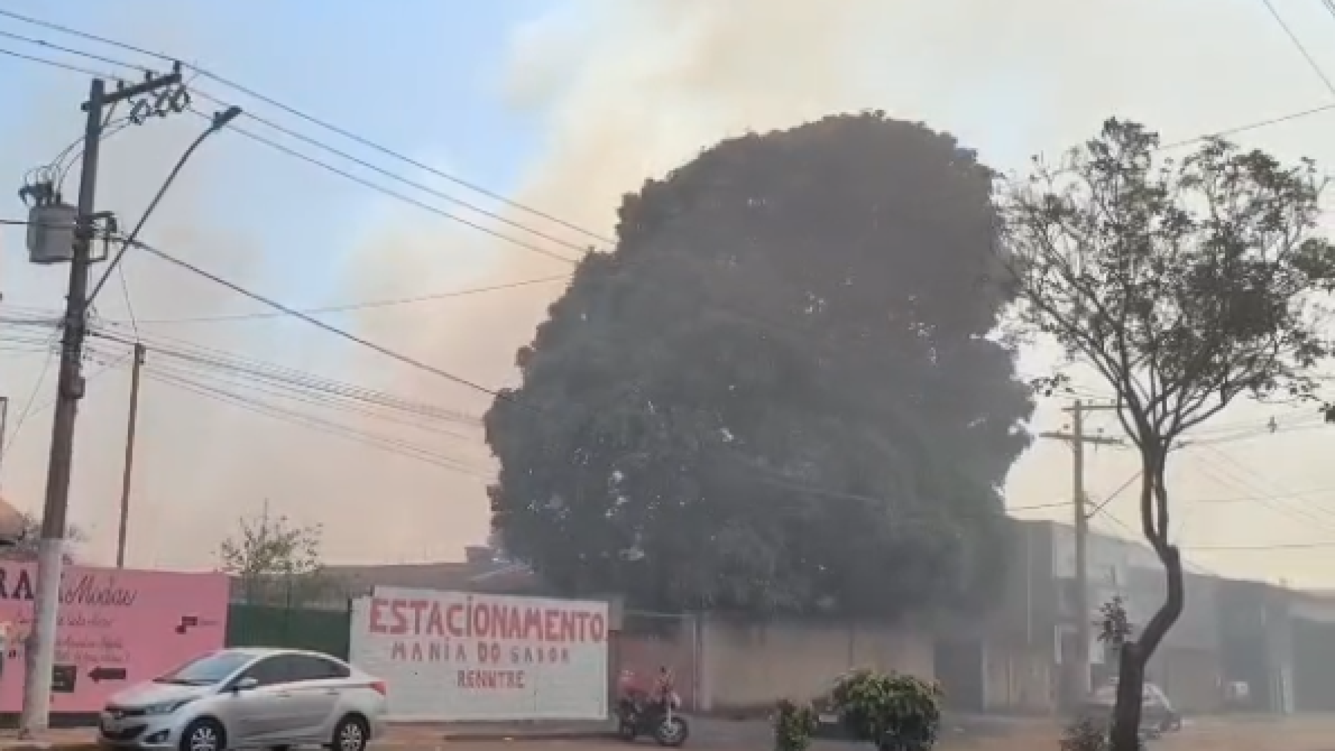 Imagem dos arredores do aeroporto de Uberaba, no bairro Planalto, onde as chamas começaram se propagar (foto: reprodução/ redes sociais)