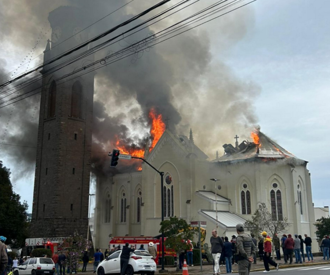 Igreja centenária destruída no RS deixa comunidade em luto e mobiliza fiéis