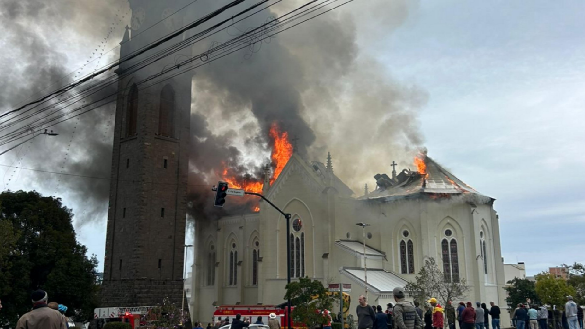 Igreja centenária destruída no RS deixa comunidade em luto e mobiliza fiéis
