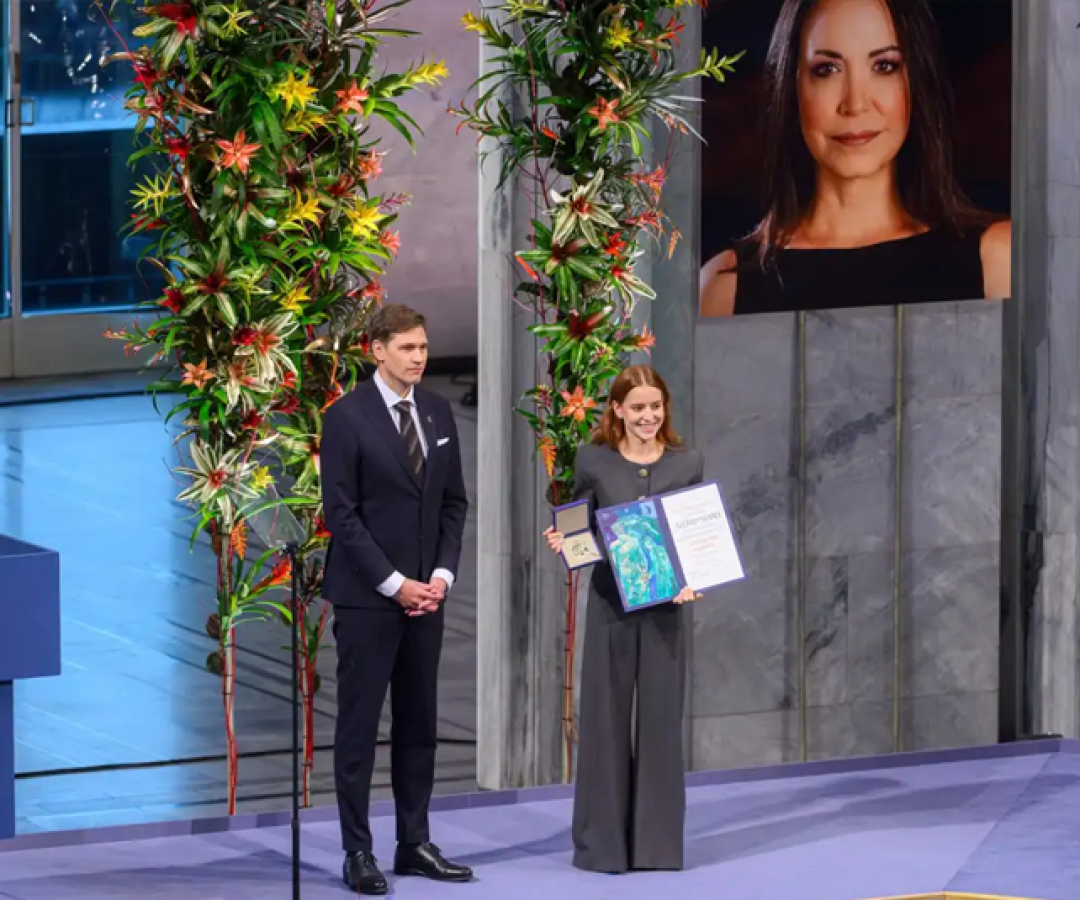 Maria Beatriz, filha de María Corina, recebeu o Nobel da Paz em nome da mãe, enquanto sua foto foi estampada durante a cerimônia, simbolizando sua luta pela liberdade na Venezuela