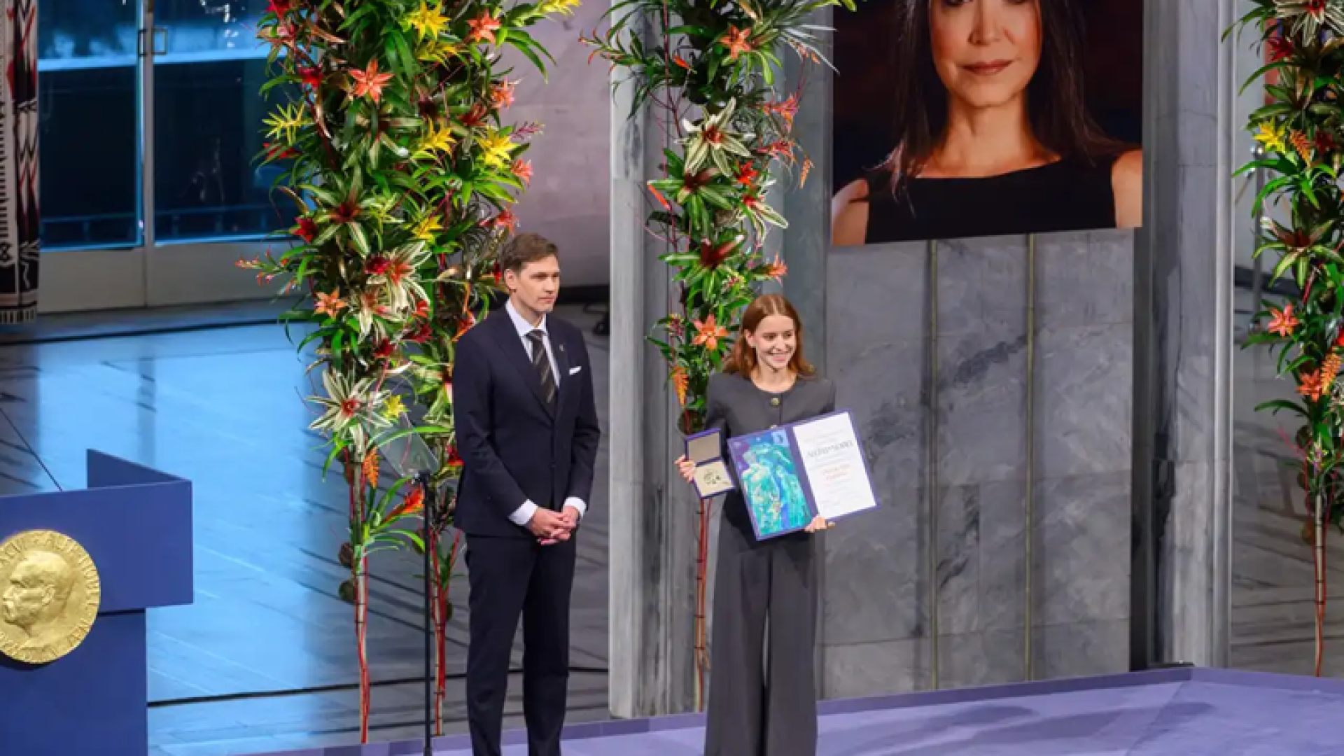 Maria Beatriz, filha de María Corina, recebeu o Nobel da Paz em nome da mãe, enquanto sua foto foi estampada durante a cerimônia, simbolizando sua luta pela liberdade na Venezuela