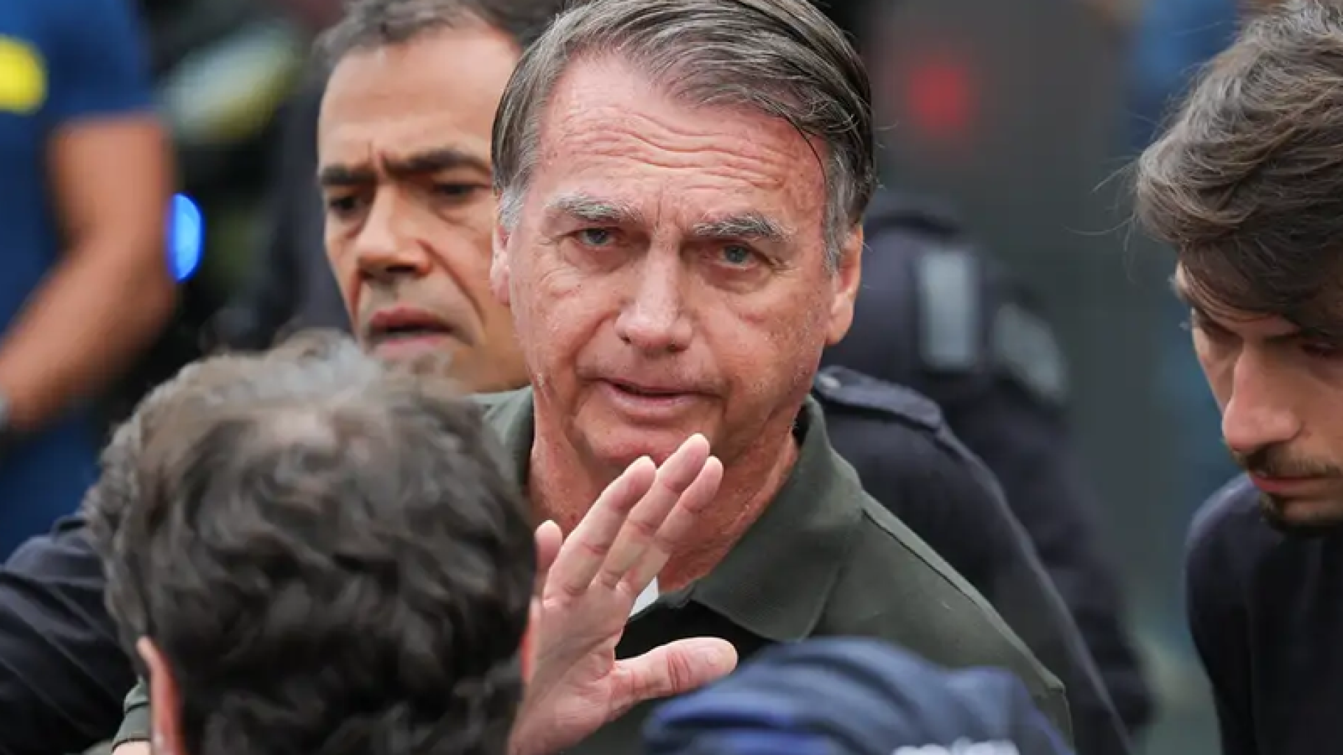 Ex-presidente foi ao hospital para cirurgia dermatológica já marcada, mas equipe detectou outros problemas de saúde.