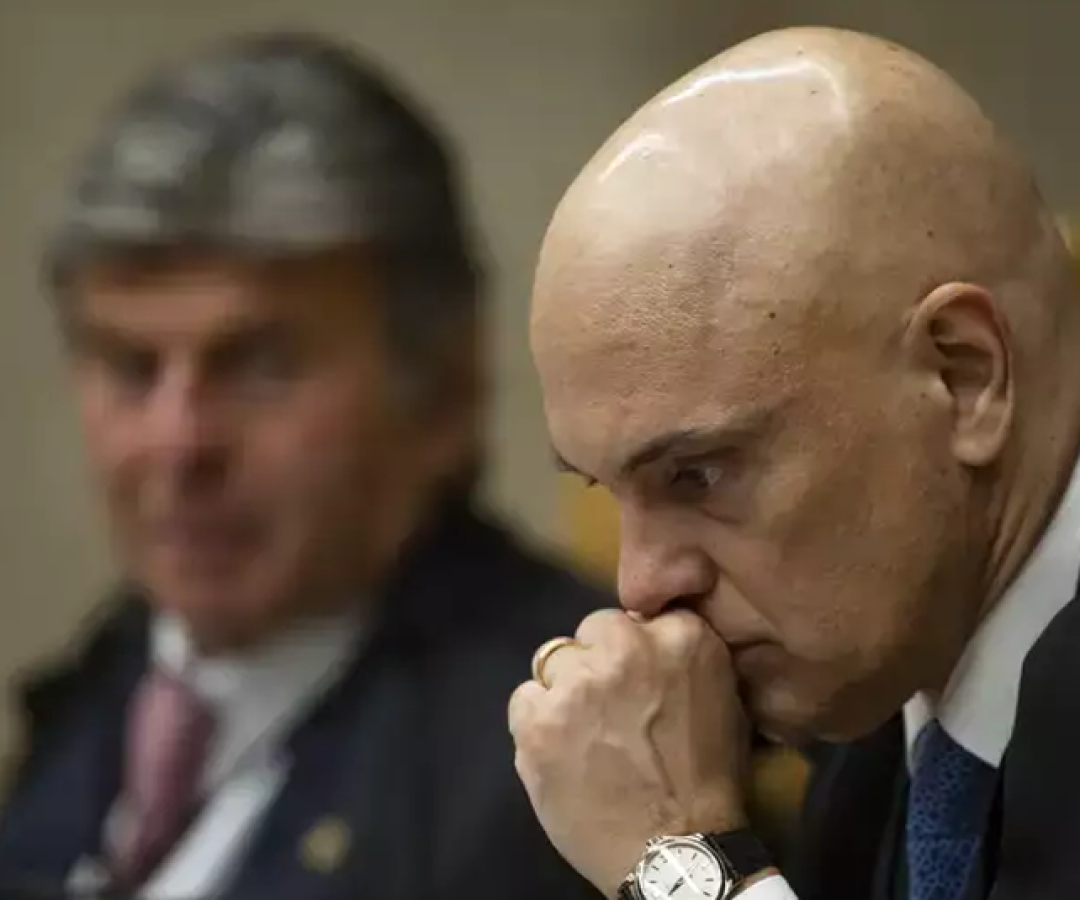 O ministro Luiz Fux observa o colega Alexandre de Moraes durante sessão da Primeira Turma do Supremo Tribunal Federal (STF), em abril deste ano. Já naquele momento ficava evidente a diferença de posicionamento entre os dois sobre o processo da trama golpista.