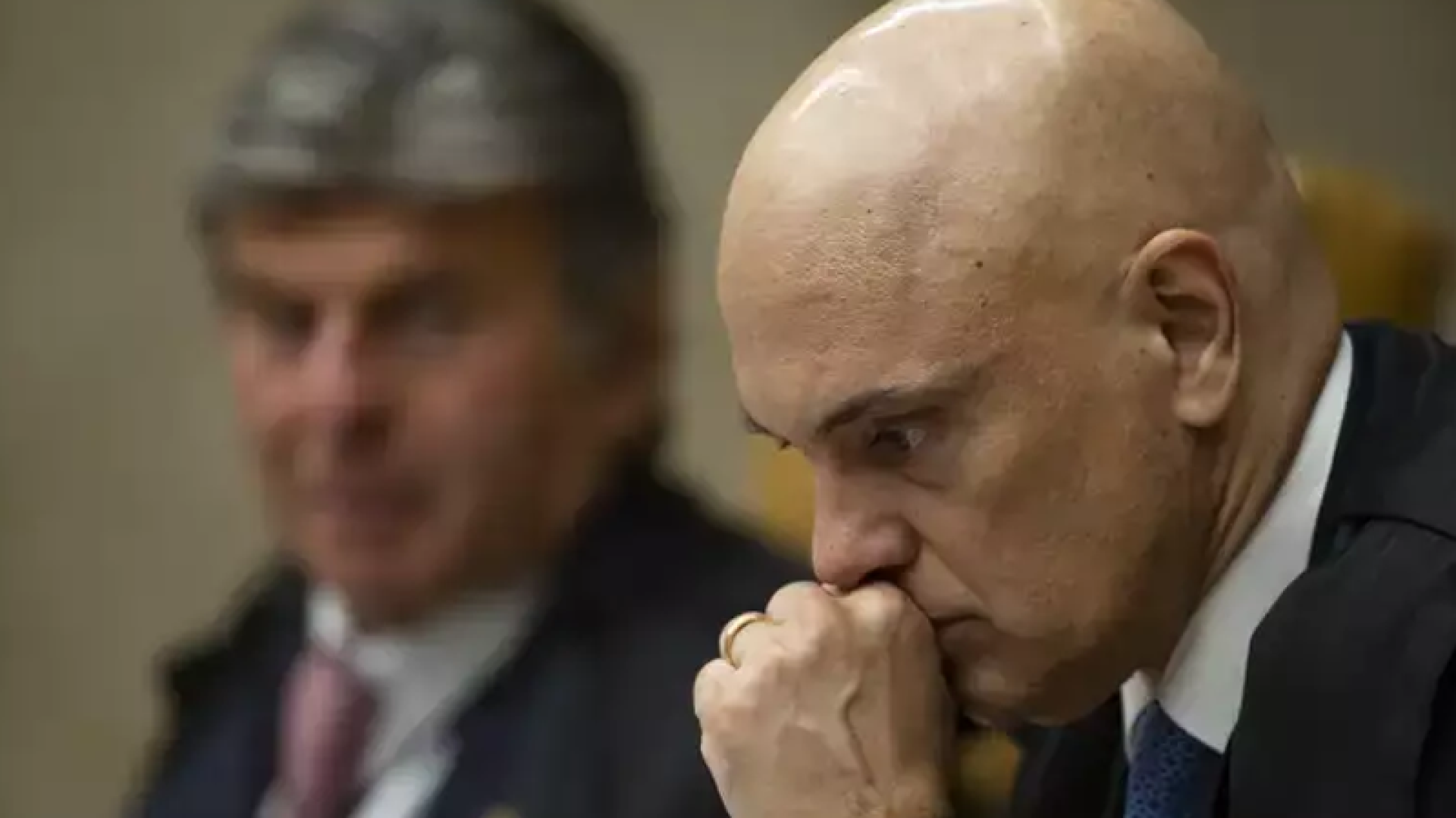 O ministro Luiz Fux observa o colega Alexandre de Moraes durante sessão da Primeira Turma do Supremo Tribunal Federal (STF), em abril deste ano. Já naquele momento ficava evidente a diferença de posicionamento entre os dois sobre o processo da trama golpista.