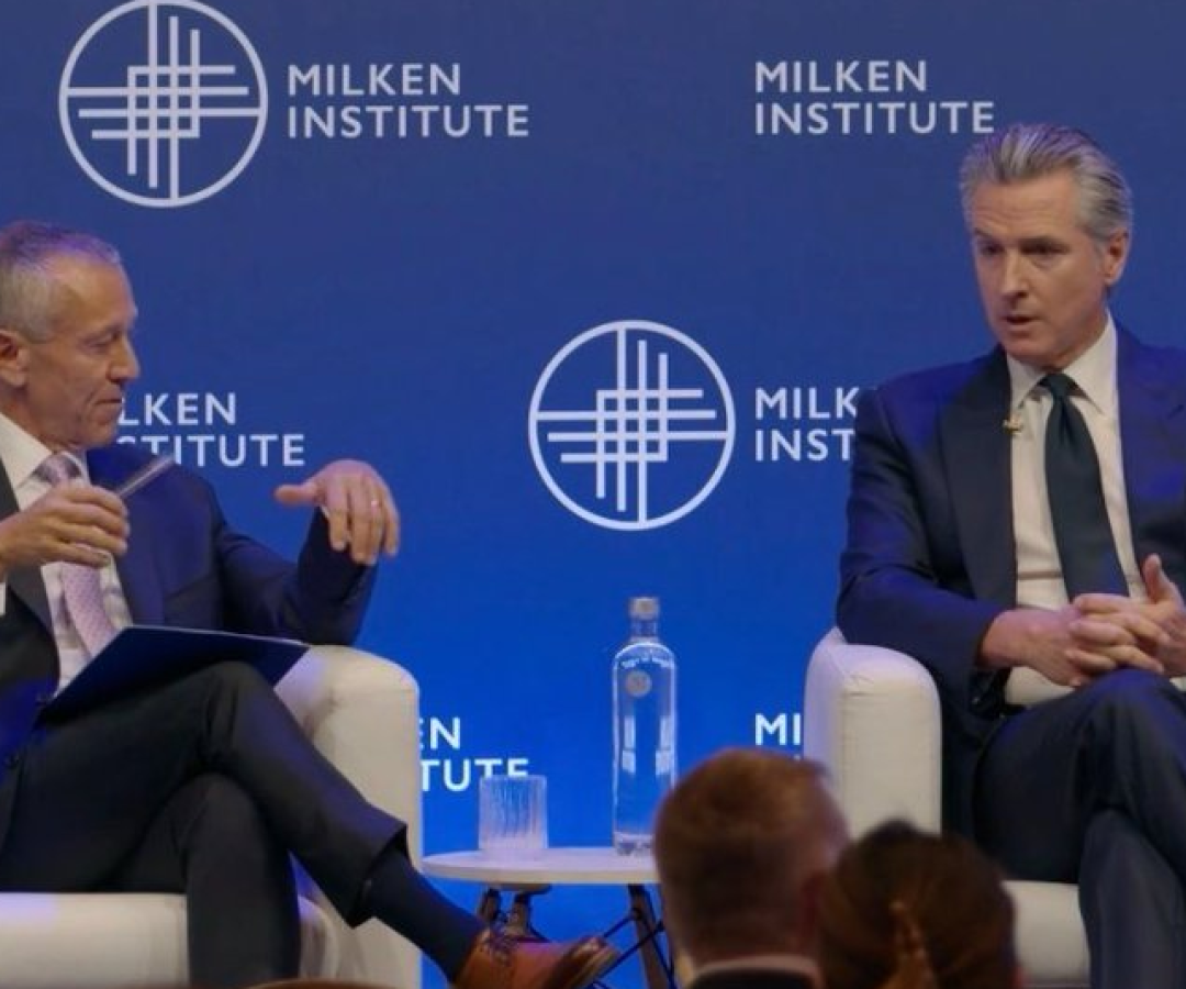 Gavin Newsom, governador da Califórnia (à direita), eleito em 2018 e reeleito em 2022, é um dos principais opositores de Donald Trump nos Estados Unidos.