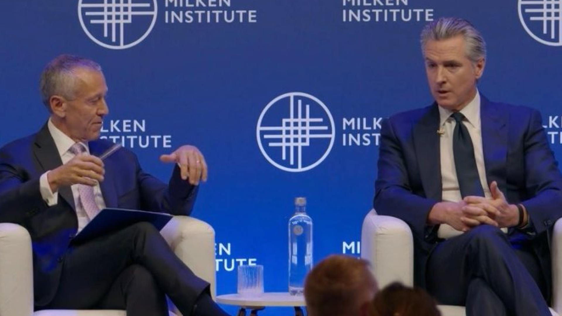 Gavin Newsom, governador da Califórnia (à direita), eleito em 2018 e reeleito em 2022, é um dos principais opositores de Donald Trump nos Estados Unidos.