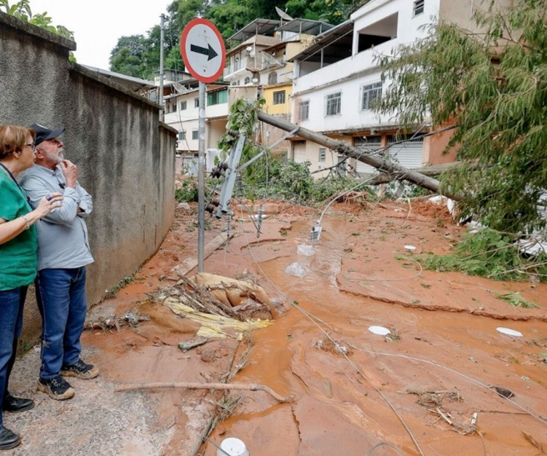 Luiz Inácio Lula da Silva e a prefeita Margarida Salomão analisam um dos diversos focos de deslizamentos em Juiz de Fora durante visita às áreas atingidas pelas chuvas.