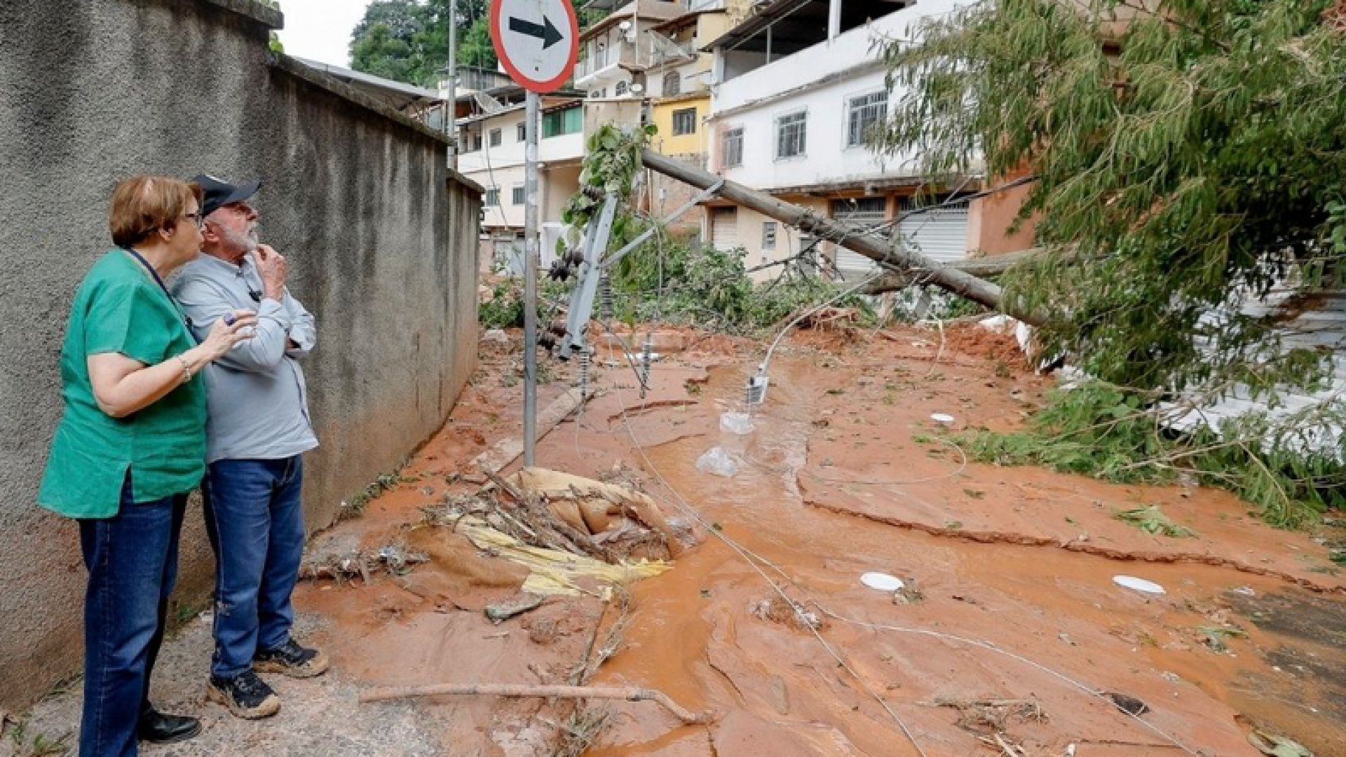 Luiz Inácio Lula da Silva e a prefeita Margarida Salomão analisam um dos diversos focos de deslizamentos em Juiz de Fora durante visita às áreas atingidas pelas chuvas.