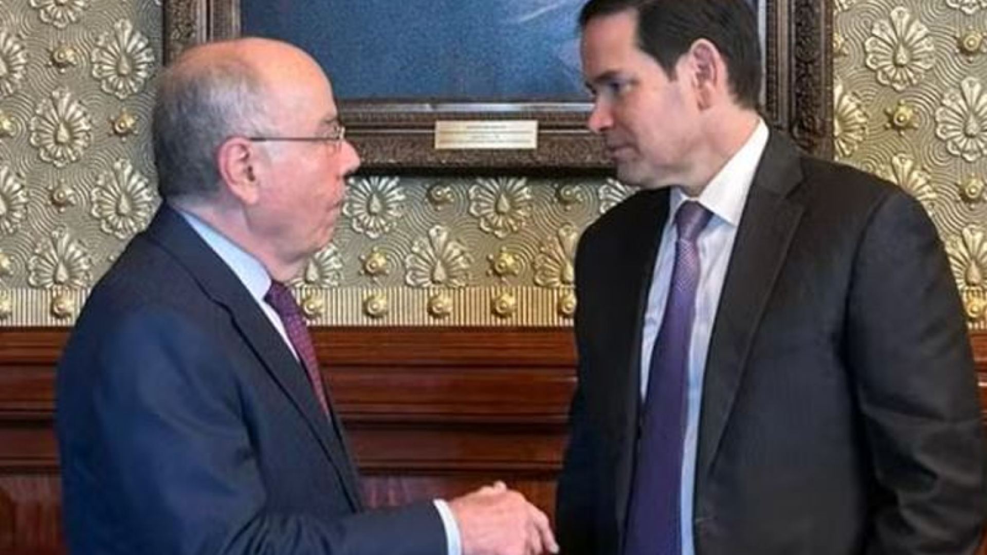 Mauro Vieira e Marco Rubio se cumprimentam durante reunião em Washington. Foto: Embaixada do Brasil nos EUA