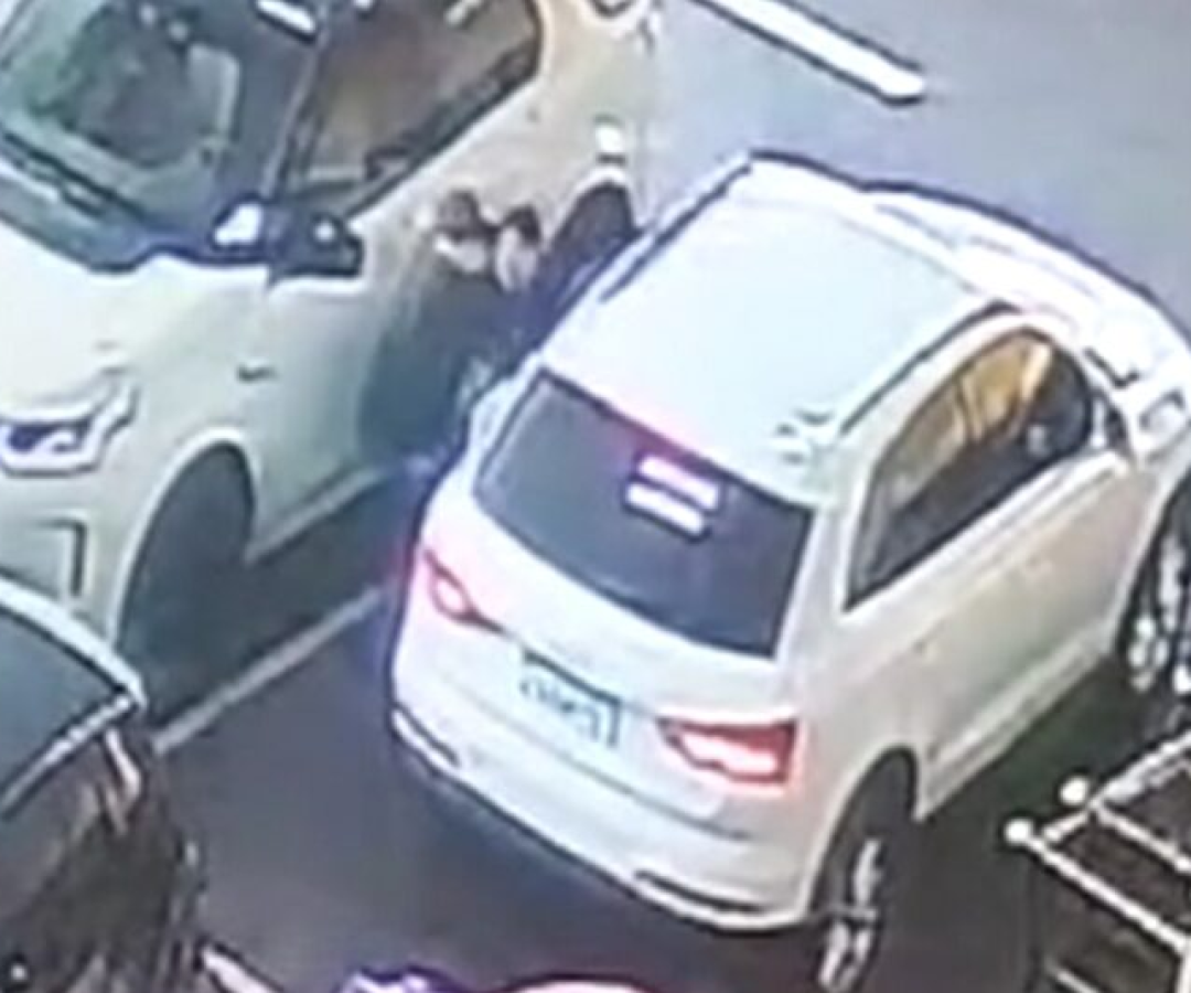 Mulher sequestrada no estacionamento de um atacadista na Grande São Paulo foi mantida sob poder dos criminosos para realizar transferências bancárias e, em seguida, jogada para fora do veículo ainda em movimento.