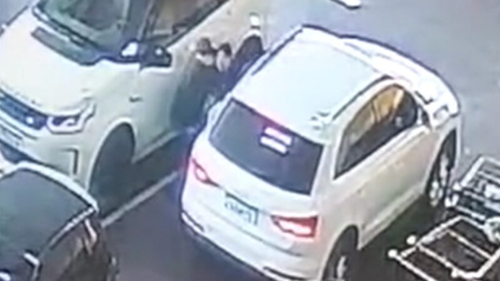 Mulher sequestrada no estacionamento de um atacadista na Grande São Paulo foi mantida sob poder dos criminosos para realizar transferências bancárias e, em seguida, jogada para fora do veículo ainda em movimento.