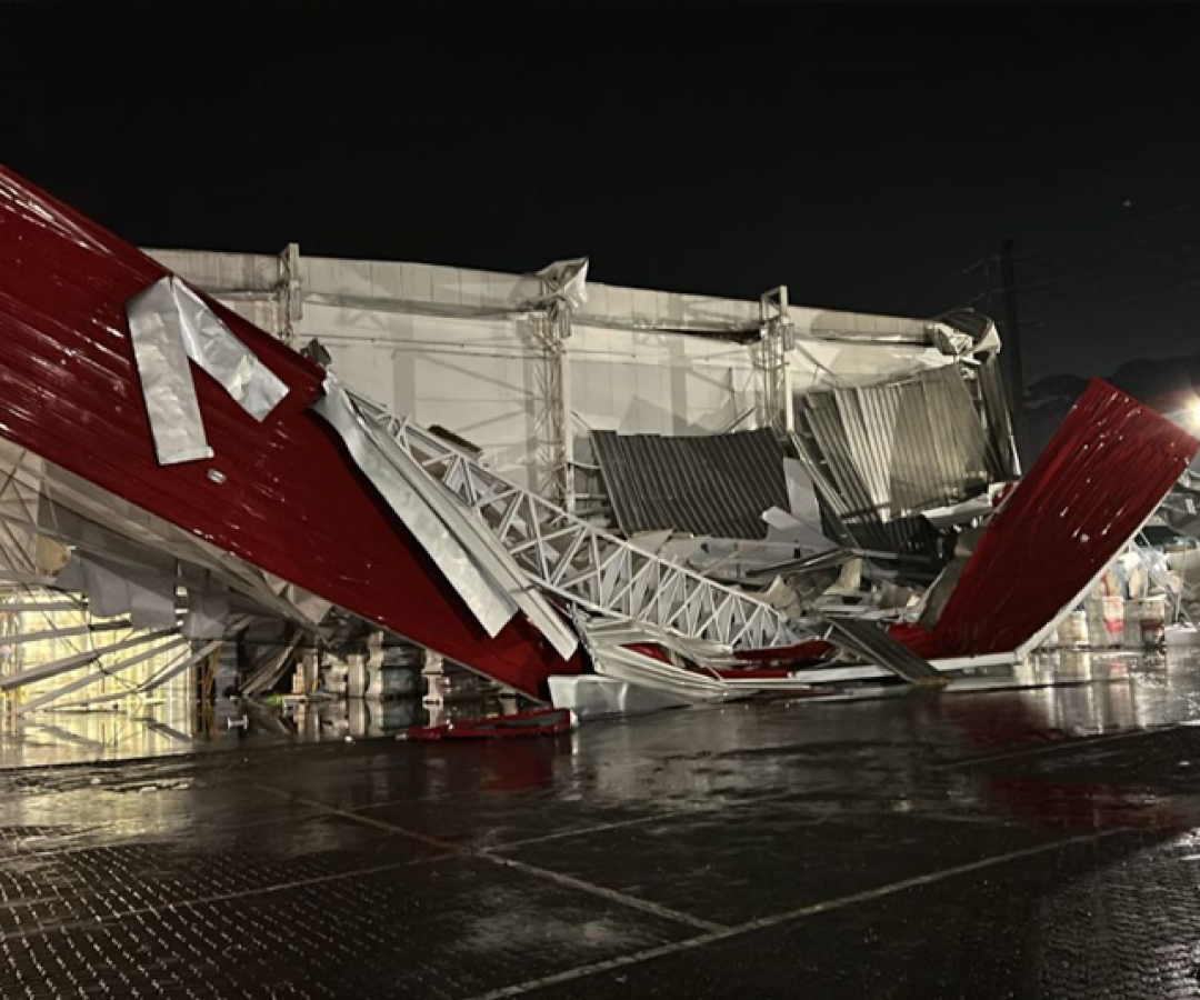 Estrutura de empresa colapsou em poucos segundos durante a tempestade severa que atingiu Videira, capital da uva de Santa Catarina.