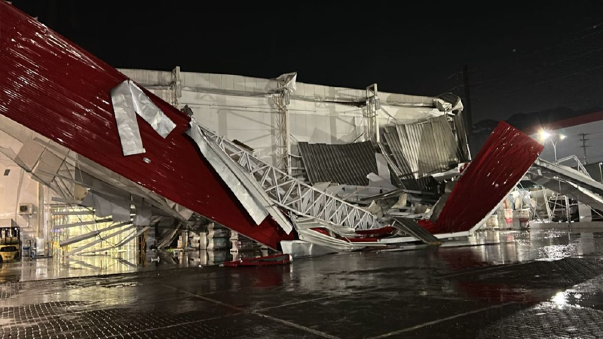 Estrutura de empresa colapsou em poucos segundos durante a tempestade severa que atingiu Videira, capital da uva de Santa Catarina.