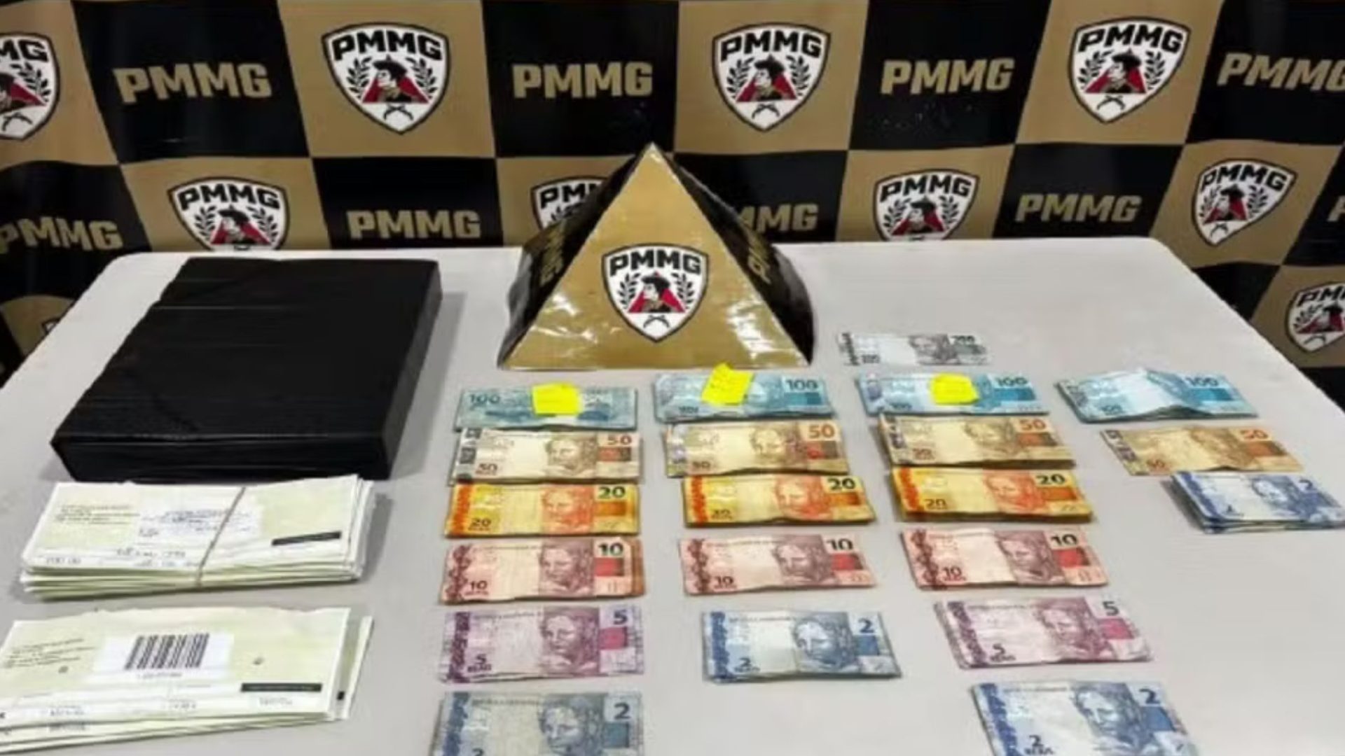 funcionário forja assalto