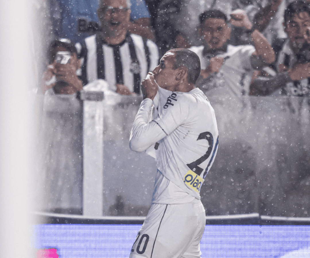 O Santos oficializou, nesta semana, a renovação de contrato do meio-campista Gabriel Bontempo até a temporada de 2028.