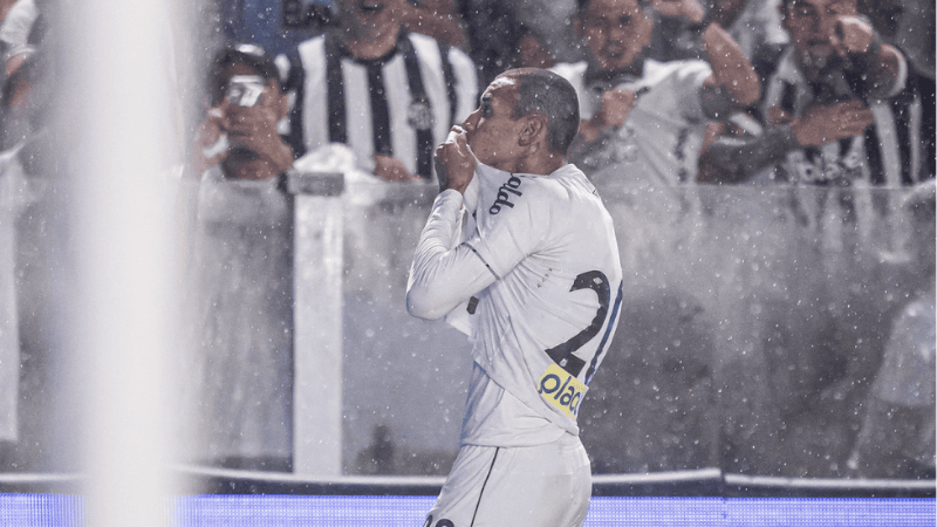 O Santos oficializou, nesta semana, a renovação de contrato do meio-campista Gabriel Bontempo até a temporada de 2028.