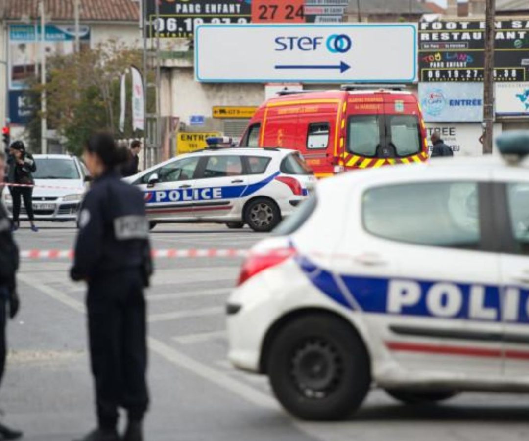 homem é detido em Paris