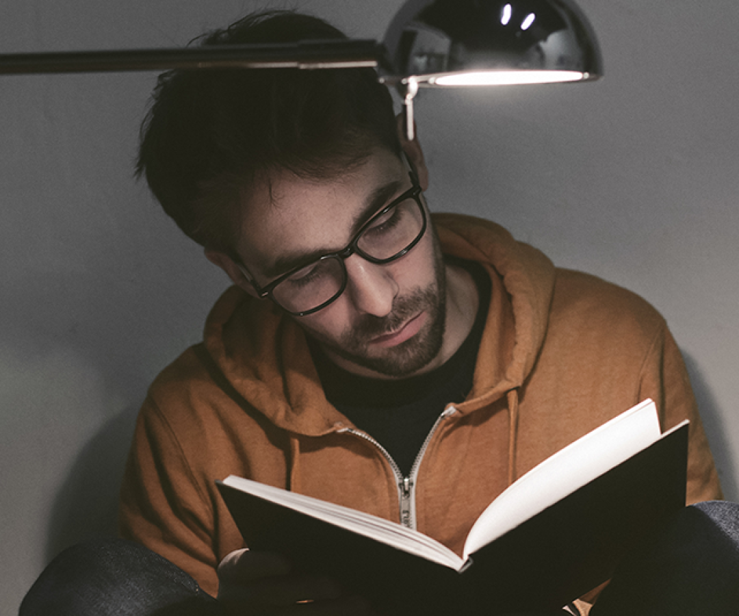 homem lendo