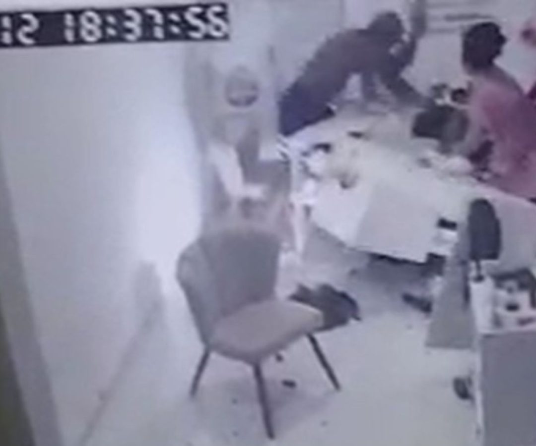 homem preso após invadir salão