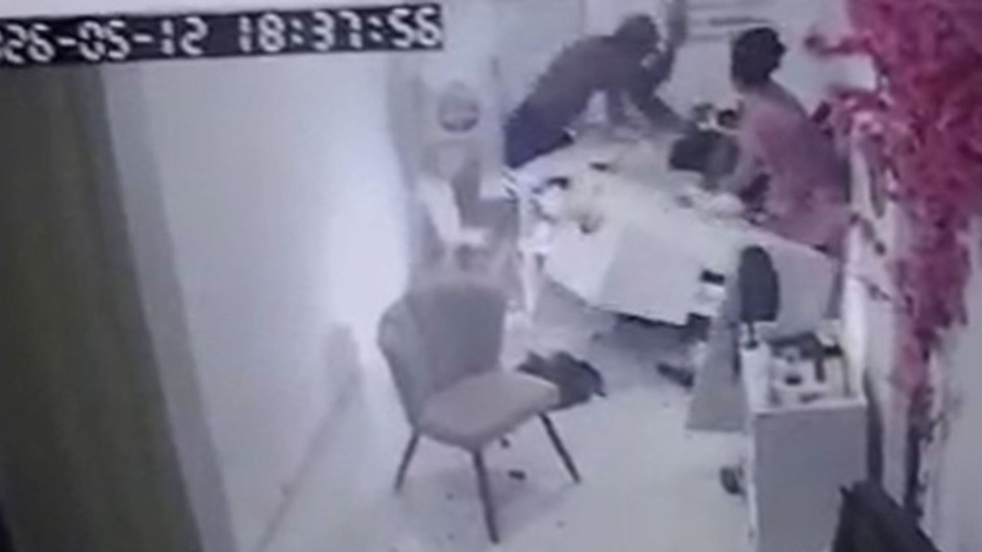 homem preso após invadir salão