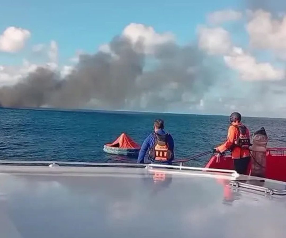 incêndio em balsa na Indonésia