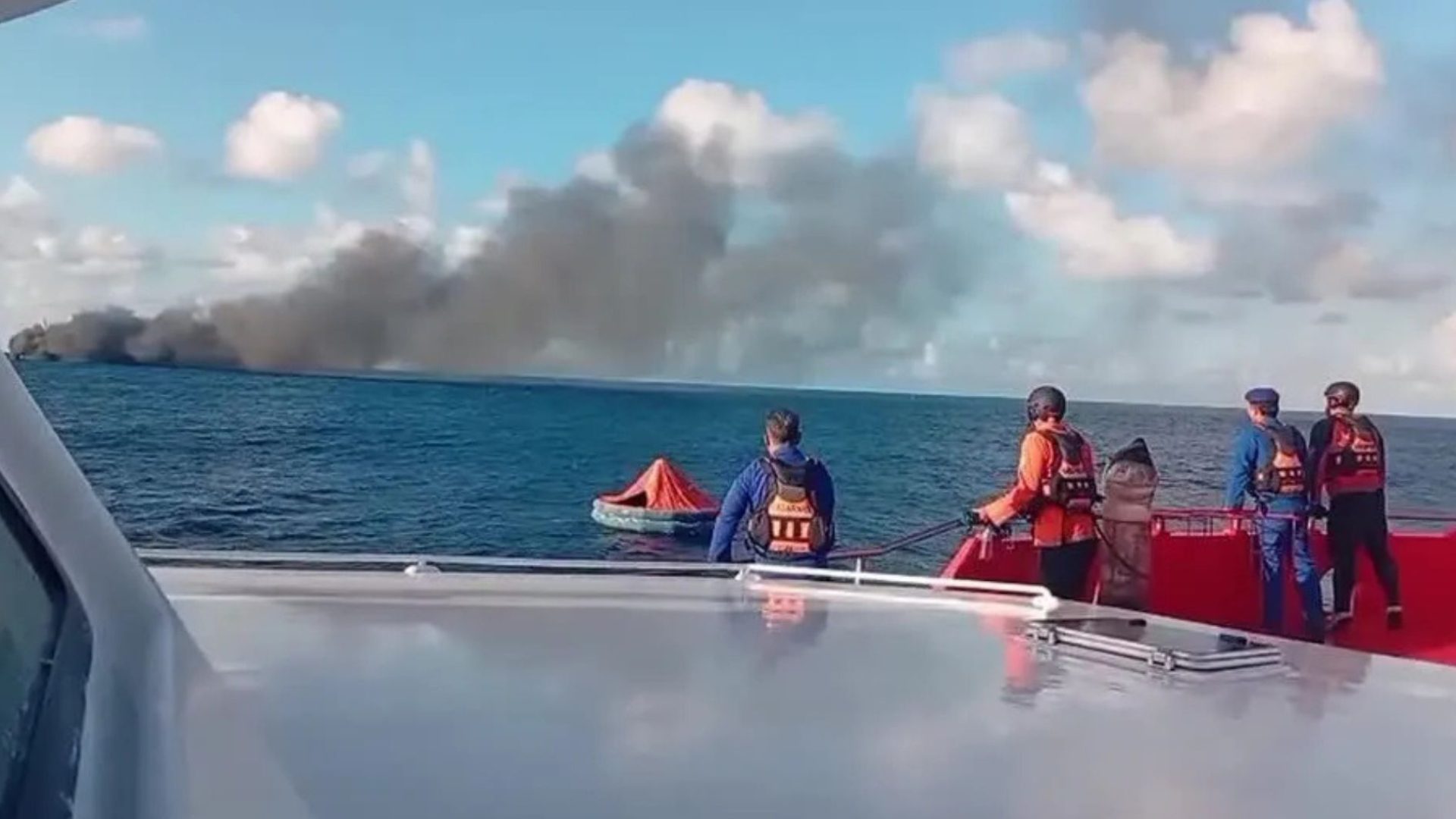 incêndio em balsa na Indonésia